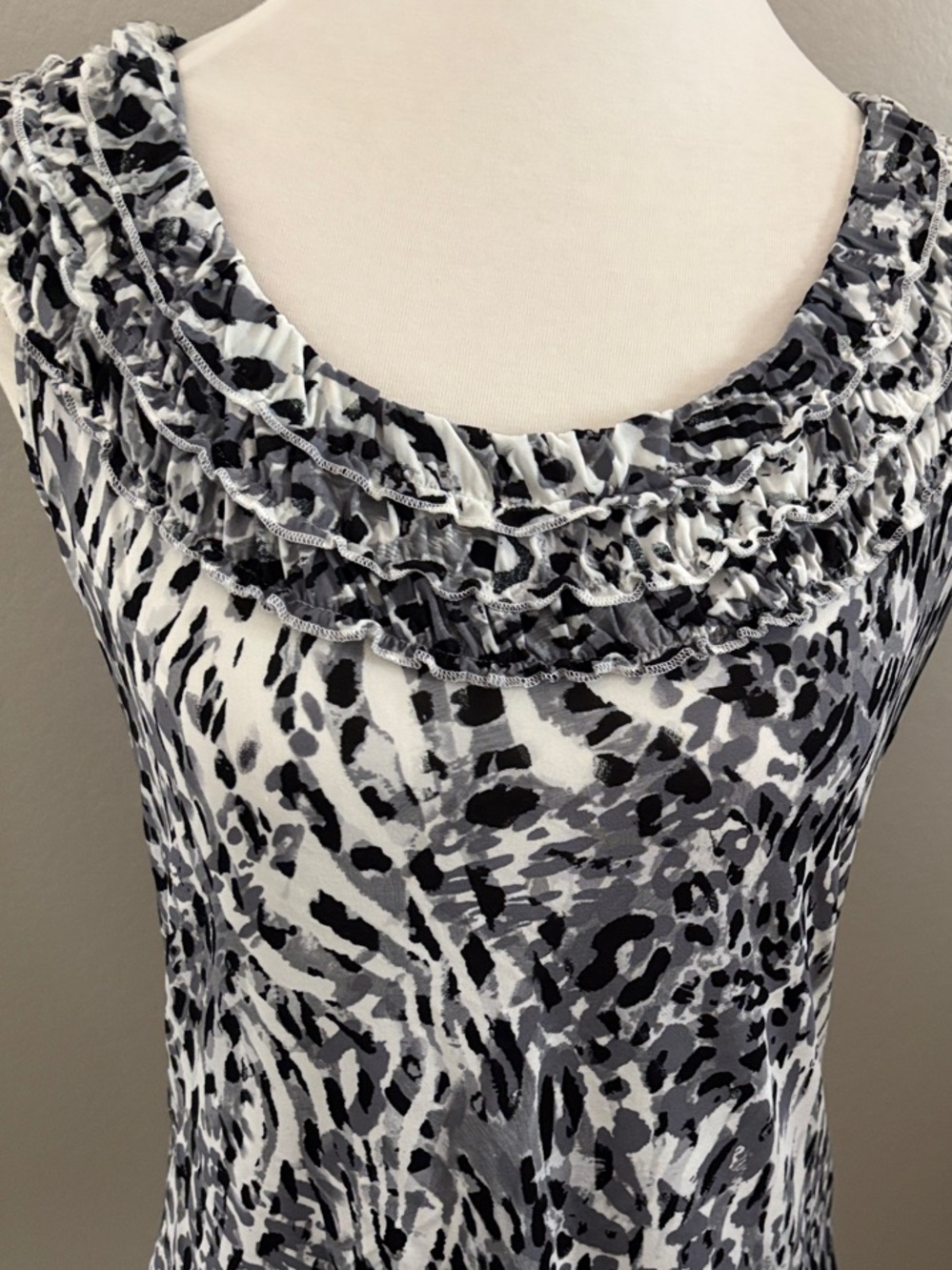 New York & Company Black and White Ruffled Scoop Neck Tank